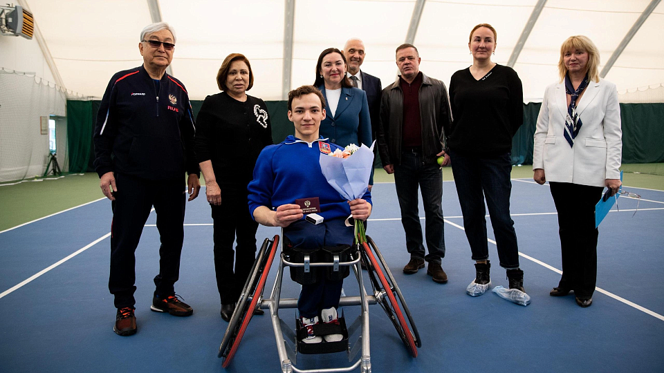 Дмитровскому теннисисту-колясочнику вручили почётный знак и удостоверение «Мастера спорта России»